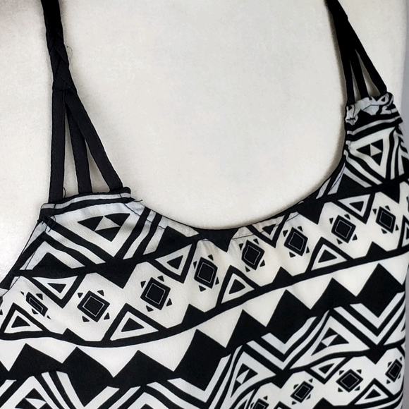 E Hanger M black white geometric tank top medium - Picture 2 of 5